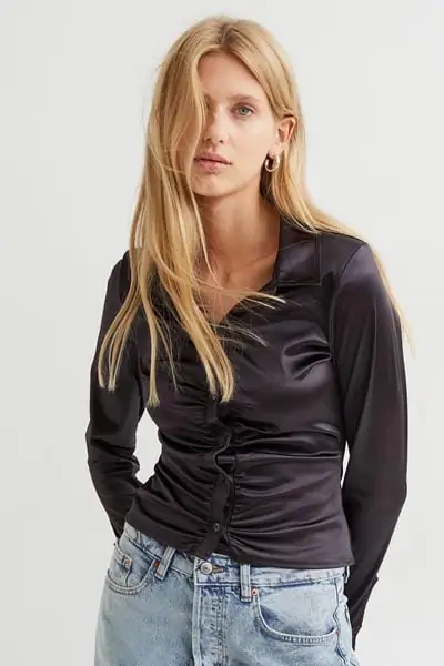 Μαύρο πουκάμισο από λεπτό ζέρσεϊ με γιακά, κουμπιά και σούρες μπροστά
