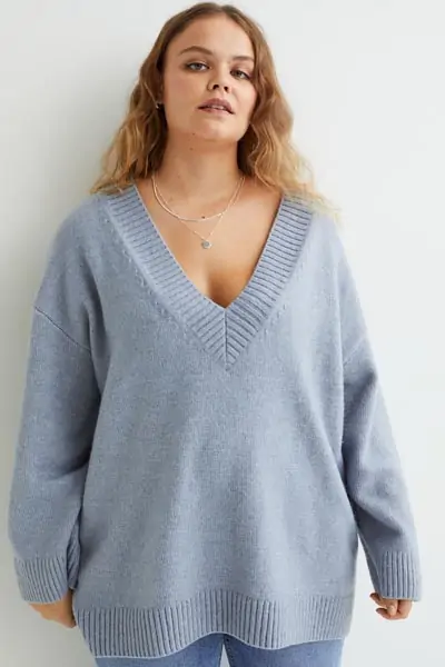 Γαλάζιο μαλακό πουλόβερ με βαθύ ντεκολτέ