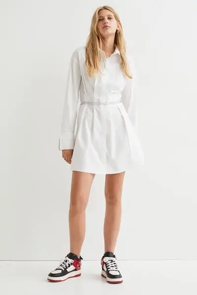 Μίνι σεμιζιέ λευκό φόρεμα με ζώνη-αλυσίδα
