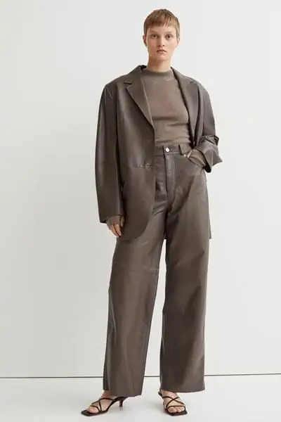 Σκούρο γκρεζ δερμάτινο κοστούμι με φαρδύ πεντάτσεπo παντελόνι