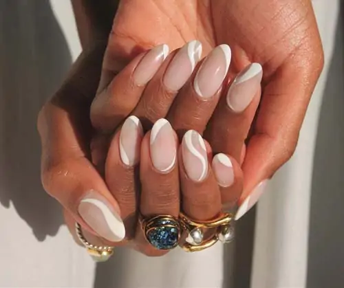 Άσπρα swirl nails σε nude βάση