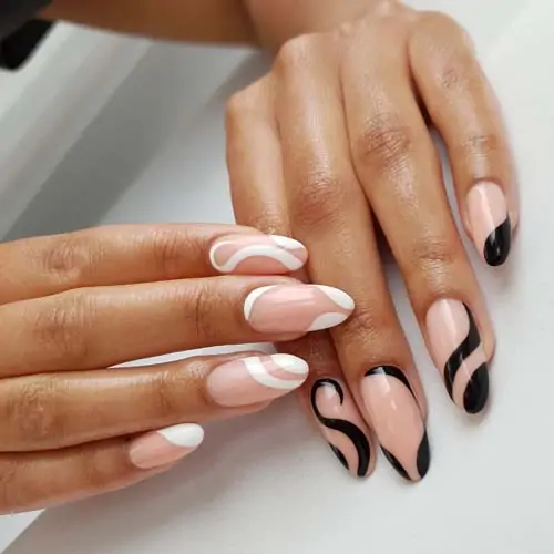 Swirl nails με άσπρο και μαύρο χρώμα σε nude βάση