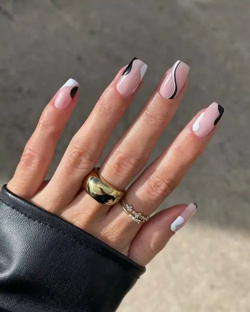 Ασπρόμαυρα swirl nails σε ροζ γαλακτερή βάση