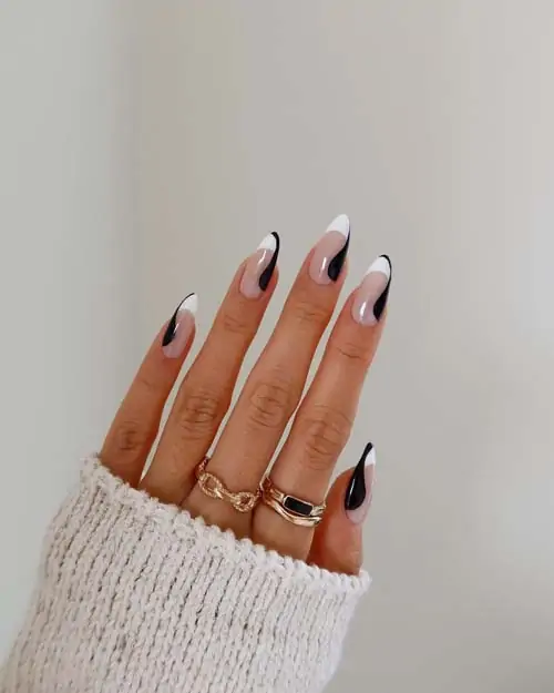 Νύχια γαλλικό με λευκή γραμμή και nude βάση στολισμένα με swirl μαύρα σχέδια