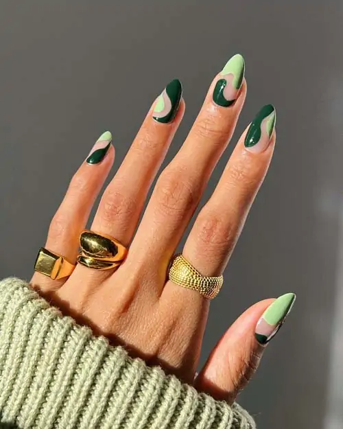 Πράσινα swirl nails σε nude βάση