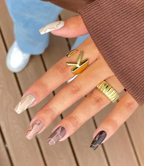 Rainbow nails σε αποχρώσεις του καφέ με διακριτικό σχέδιο - Photo: @kuypernailart