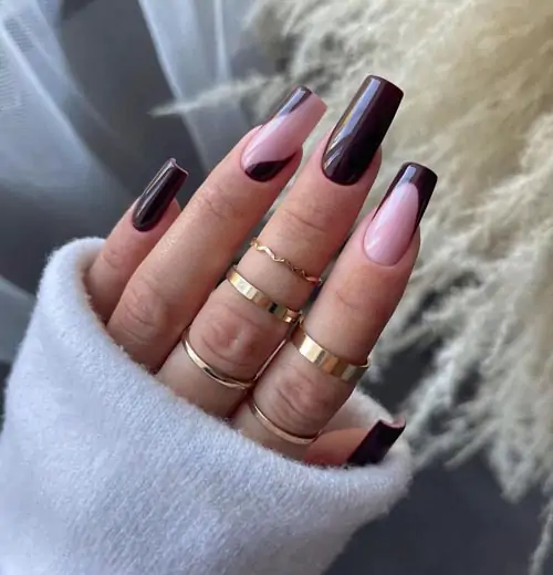 Σκούρα καφέ νύχια με συνδυασμό διαφορετικών nail art σχεδίων - Photo: @amanda.sudolll
