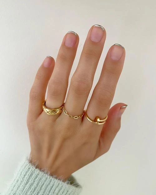 Άβαφο look στα νύχια με metallic ασημί γαλλικό - Photo: @betina_goldstein