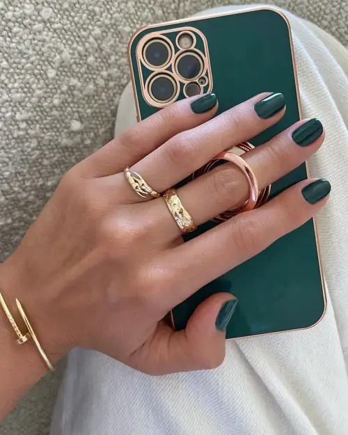 Σκούρα πράσινα νύχια - Photo: @betina_goldstein