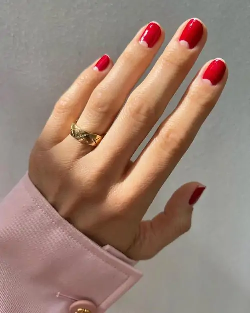 Half moons nails με βερνίκι σε πλούσια κόκκινη απόχρωση - Photo: @betina_goldstein
