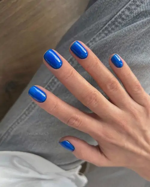 Royal blue nails - Photo: @pavliknails