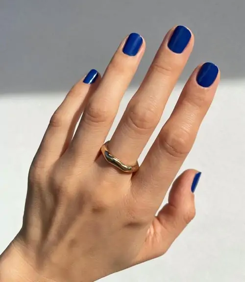 Μπλε νύχια σε βαθιά απόχρωση του κοβαλτίου - Photo: @betina_goldstein