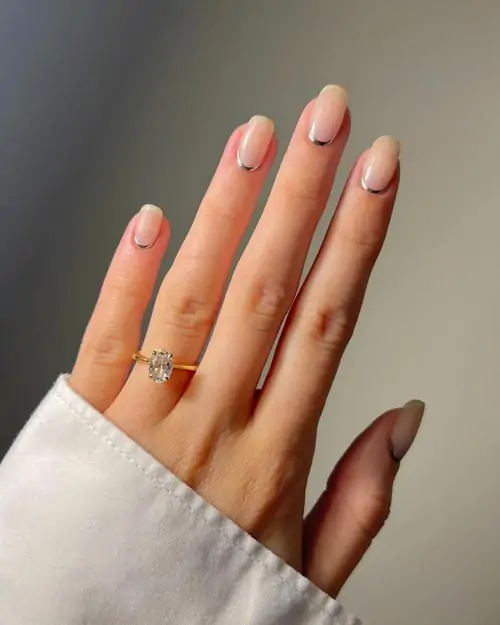 Φυσικά νύχια με ανάποδο metallic γαλλικό - Photo: @amberjhnails