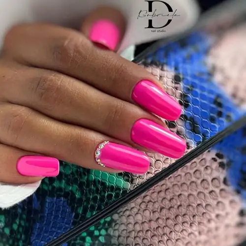 Barbiecore nails σε έντονο ροζ χρώμα - Photo: @dbella_nails92